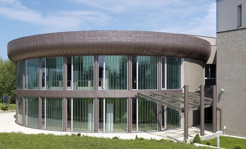 Nauka wśród zieleni: Przeszklone Centrum Edukacji Międzynarodowej