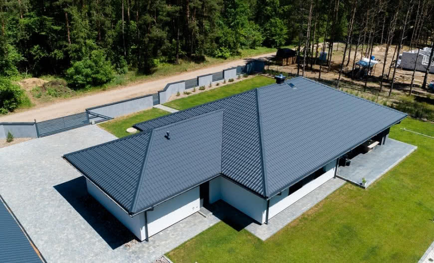 Jakie konstrukcje dachowe są solidne i niedrogie?
